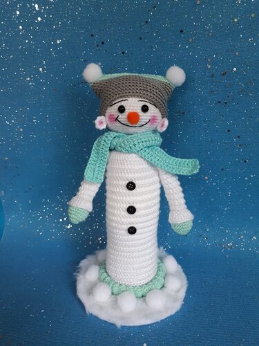 Handgehäkelter Schneemann mit Bommelmütze, Schal und Pompon-Basis