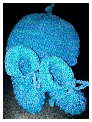 Blaues gestricktes Set: Babymütze und Babyschuhe mit Bändchen