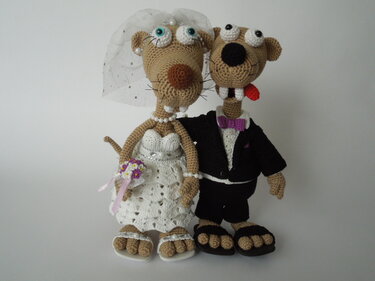 Gehäkeltes Amigurumi-Brautpaar, Braut mit Schleier und Blumenstrauß, Bräutigam im Smoking