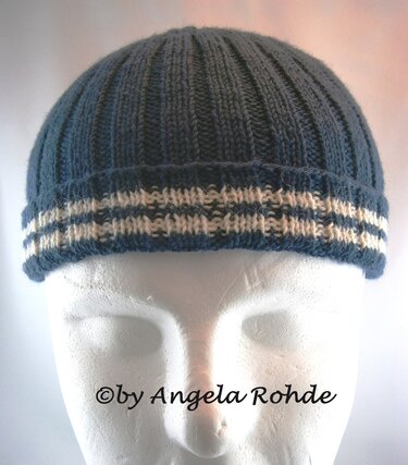 Dunkelblaue Rippmütze mit weißen Saumstreifen auf weißem Schaufensterkopf