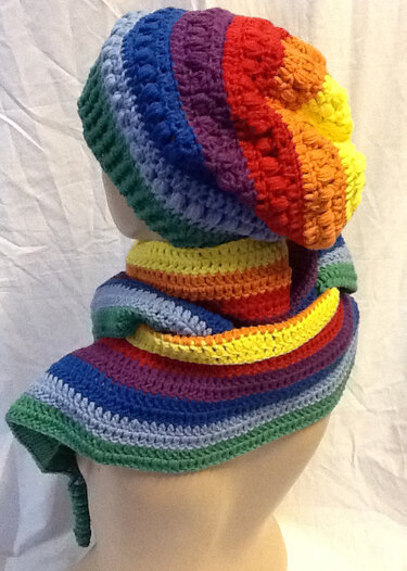 Gehäkelter bunter Schal und passende Slouch
Mütze auf einer Schaufensterpuppe