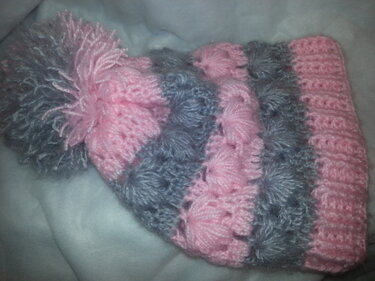 Gehäkelte Mütze mit Umschlagbündchen und Bommel, rosa und grau gestreift