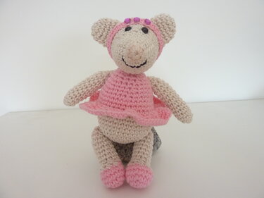 Gehäkelte Amigurumi-Maus in hellbeige mit rosa Rüschenkleid, Schuhen und Stirnband mit Perlen