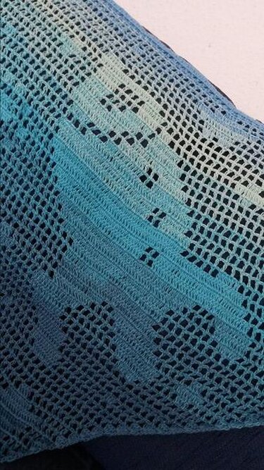 gehäkeltes dreieckstuch in blau-türkis mit filethäkel-giraffenmotiv