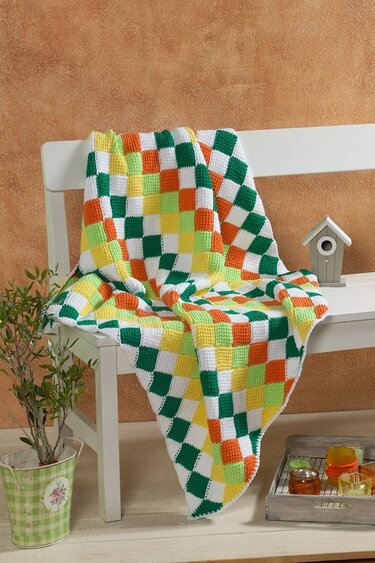 Gehäkelte Decke mit kariertem Muster in Weiß, Grün, Gelb und Orange