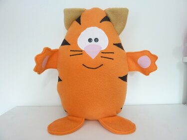 Orangenes Kuscheltier in Tigerform mit schwarzen Streifen und rosa Nase