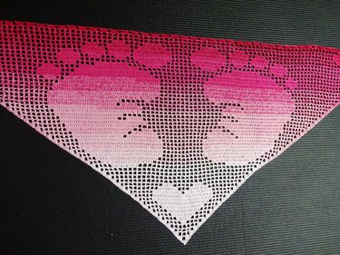 Gehäkeltes Dreieckstuch in Pink-Rosa-Ombré mit Herzmuster