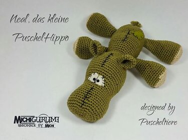 Olivgrünes gehäkeltes Nilpferd-Amigurumi mit gestickten Augen und hellem Bauch