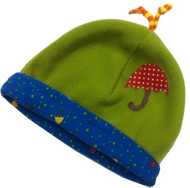 Grüne Fleece-Babymütze mit blauem Umschlag, roter Regenschirm-Applikation und zwei gedrehten Bändchen oben