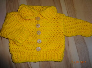 Gehäkelte gelbe Babyjacke mit Kragen, gerippten Bündchen und fünf Holzknöpfen
