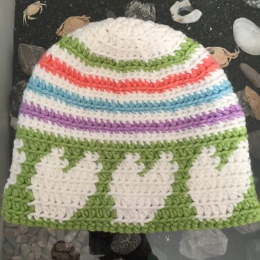 Gehäkelte Mütze in Pastellfarben mit Herzbordüre und Streifen