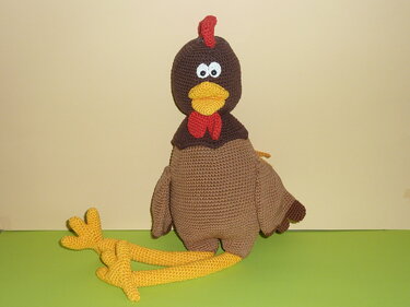 Gehäkeltes braunes Huhn mit gelbem Schnabel, rotem Kamm und langen gelben Beinen
