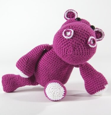 Gehäkeltes violettes Amigurumi-Nilpferd mit weißen Akzenten