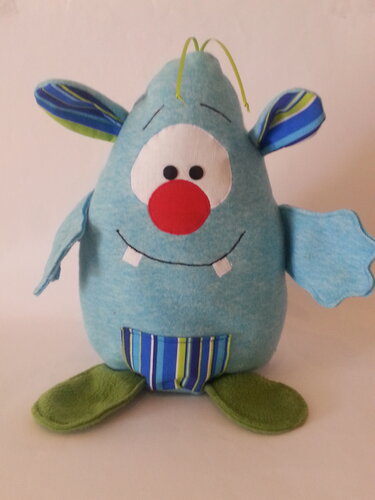 Genähtes blaues Kuschelmonster mit Flügeln, Tasche und kontrastreichen Details