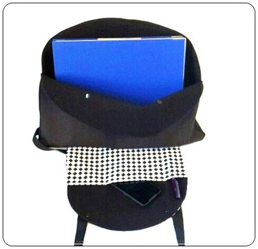 Runde schwarze Umhängetasche mit offener Klappe, blauem Ordner im Hauptfach und sichtbar eingestecktem Smartphone