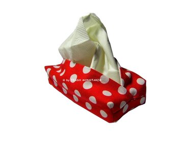 Rote Stoffhülle mit weißen Punkten für eine rechteckige Taschentuchbox, aus der weiße Taschentücher ragen