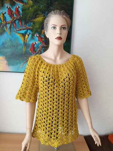 Mannequin mit senfgelbem Häkeltop und feinem Fächermuster