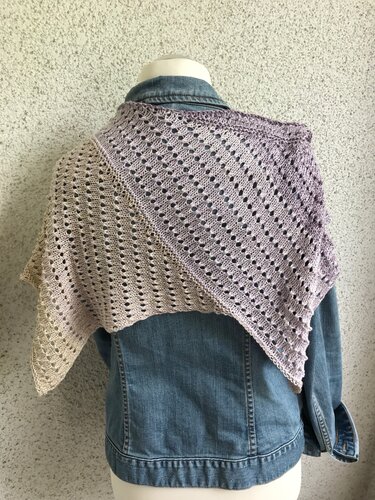 Dreieckstuch mit Lochreihen und Farbverlauf auf Jeansjacke