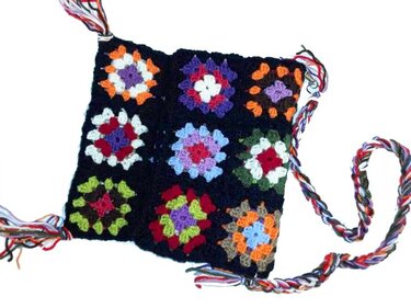 Kleine Umhängetasche aus neun Granny-Squares mit geflochtenem Riemen und Quasten