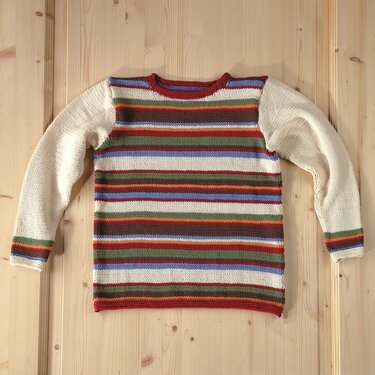 Kinderpullover mit bunten Querstreifen und cremefarbenen Ärmeln