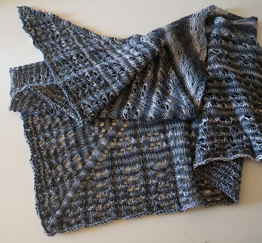 Graumeliertes gestricktes Lacetuch mit Lochreihen und glatt-rechten Streifen