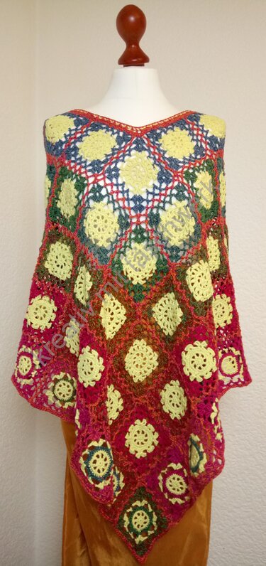 Mehrfarbiger gehäkelter Damenponcho aus Granny-Squares auf Schneiderbüste