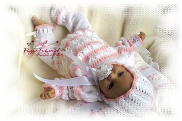 Neugeborenen-Strickset in Weiß mit rosa Streifen, Mütze und Strampler