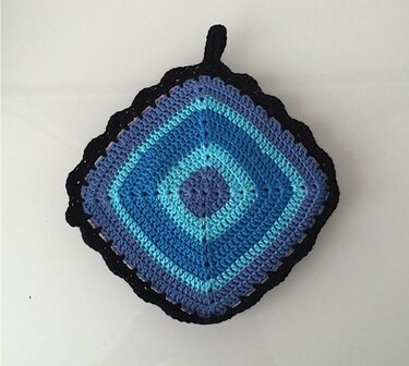 Quadratischer gehäkelter Topflappen mit blau-türkisen Farbringen, schwarzem Rand und Aufhängeschlaufe