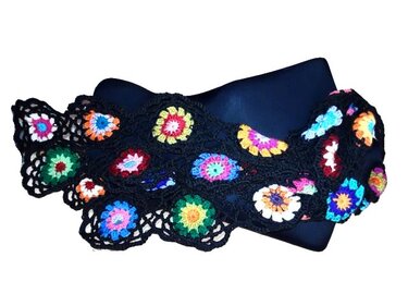 Gehäkelter schwarzer Schal mit bunten, kreisförmigen Blumenmotiven