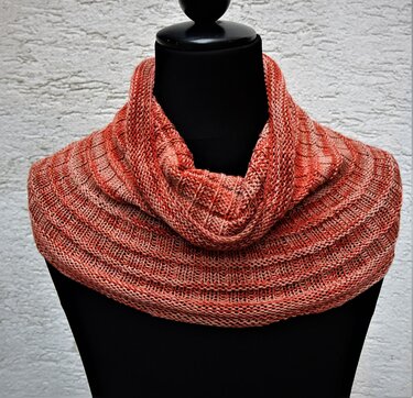 Roter-orange melierter Kragenschal auf schwarzer Schaufensterpuppe