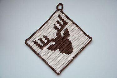 Quadratischer gehäkelter Topflappen in Creme mit braunem Hirschkopf und Aufhängeschlaufe
