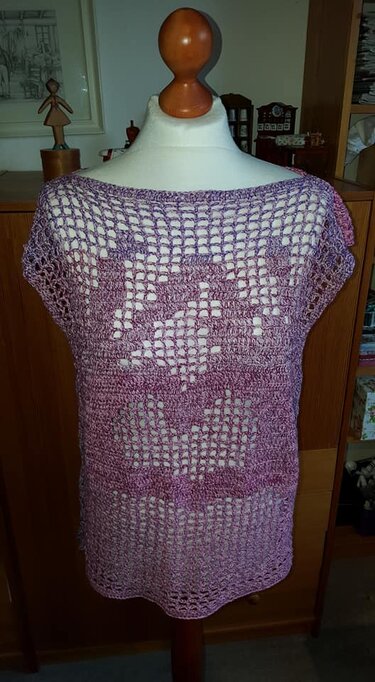 Gehäkeltes Damen-Top in Lila auf Schneiderpuppe