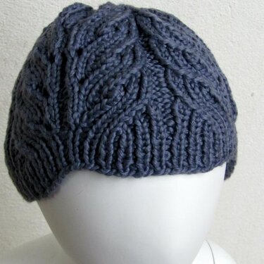 Blau-graue gestrickte Damenmütze mit Zopfmuster