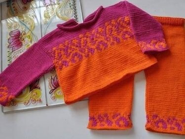 Gestrickter Baby-Pullover und passende Hose in Orange und Magenta mit Musterborte