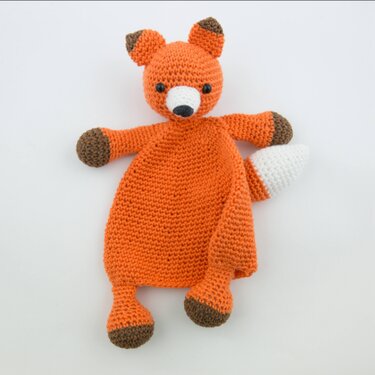 Gehäkeltes Schmusetuch als Fuchs in Orange mit braunen Pfoten, weißer Schnauze und Schwanz