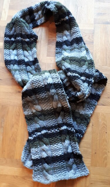 Schal mit Zöpfen und Streifen - Stricken
