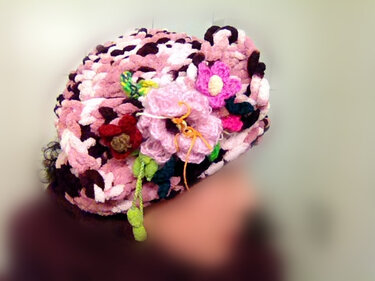 Mütze mit  Blümchen verzierte Schleife & Öffnung auf der Mütze für lange Haar - Stricken