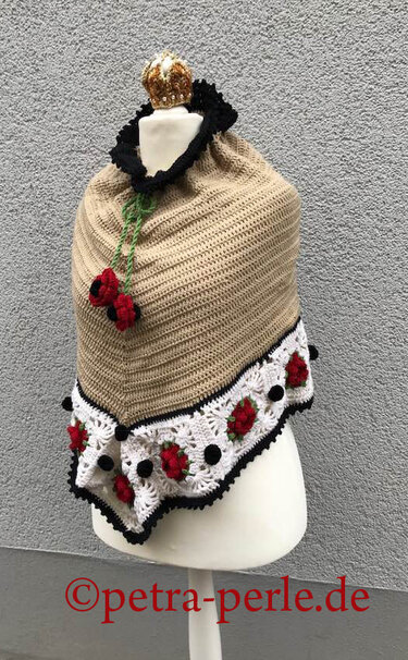 Dreieckiger Häkelponcho beige mit weißen Granny-Squares, roten Blüten und schwarzer Umrandung