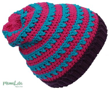 Gehäkelte Slouchy‑Mütze mit Streifen in Pink, Türkis und dunklem Lila