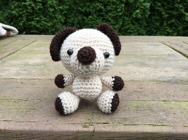 Gehäkelter Amigurumi-Hund in Beige mit braunen Details