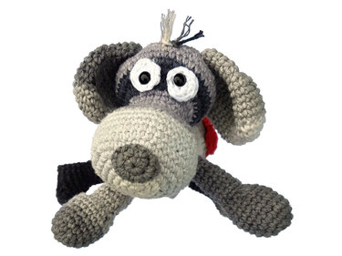 Gehäkelter Amigurumi‑Hund aus grauem Garn mit runder Schnauze und großen weißen Augen