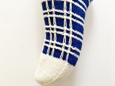 Gestrickte Damensocke blau-weiß mit Streifen und weißem Leiterlochmuster, weiße Spitze
