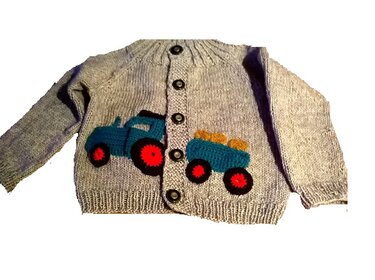 Hellgraue gestrickte Kinderjacke mit aufgenähter Traktor- und Anhänger-Applikation und dunklen Knöpfen