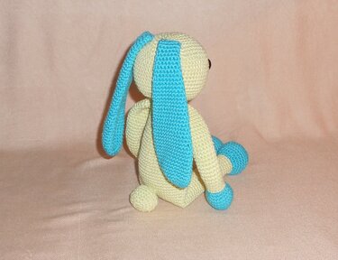 Amigurumi-Hase in Creme und Türkis, Rückansicht