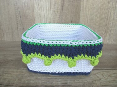 Korb / Utensilo mit Bommelborte - Häkelanleitung