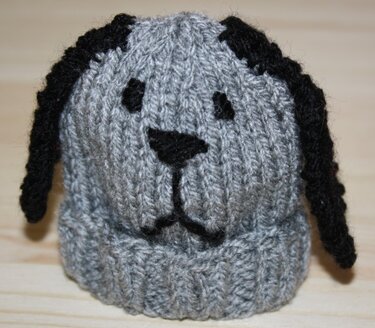 Gestrickter Hunde-Eierwärmer grau mit schwarzen Ohren und Gesichtsstickerei