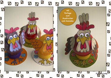 Drei farbige Hühnerfiguren aus recycelten Plastikflaschen mit aufgeklebten Papierteilen auf runden, blumig dekorierten Standflächen