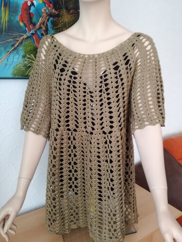Gehäkelte olivbeige Damen-Tunika mit Ajour- und Muschelmuster auf Schaufensterpuppe