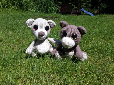 Nahaufnahme zweier Amigurumi-Teddys mit sichtbarer Maschenstruktur und Proportionen
