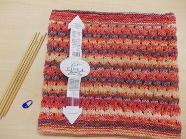 Loop im Lochmuster - Stricken